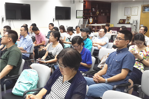 1497858630135069923.jpg 同学们聚精会神地聆听讲座.jpg