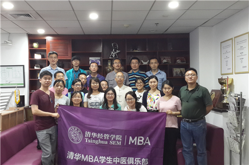 1497858666772039687.jpg 活动结束后同学们与嘉宾的合影.jpg