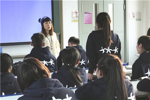 1487916625285033230.jpg 图二 经管学院MBA14级P4班刘茗在分享学习方法.jpg