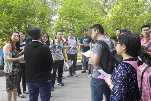 同学们聆听图书馆资深馆员李京华�1�7�师的讲规1�7.jpg