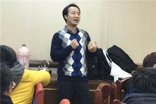 1487916655876078563.jpg 图四 经管学院MBA16级P1班张鑫分享学习方法.jpg