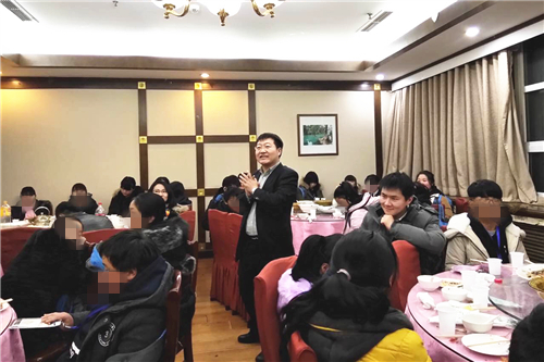 1487916667771036111.jpg 图五 经管学院MBA14级P4班班长訾宏达代表班级宴请孩子们.jpg