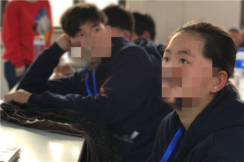 1487916688339013902.jpg 图七 认真聆听分享的孩子们.jpg
