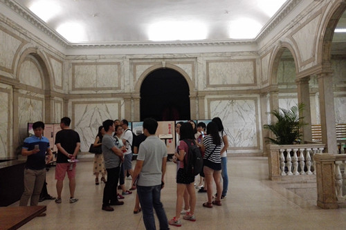 同学们在图书馆内参观.jpg